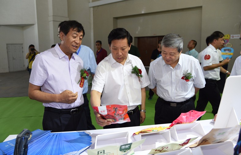 段志强参观展厅.JPG